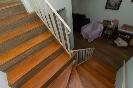 Casa à venda com 90m², 2 quartos e sem vaga Casa à venda com 90m², 2 quartos e sem vagaEscadas