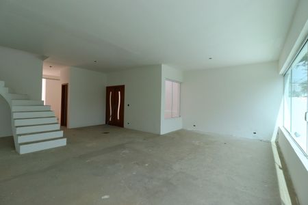 Casa à venda com 258m², 4 quartos e 4 vagasSala