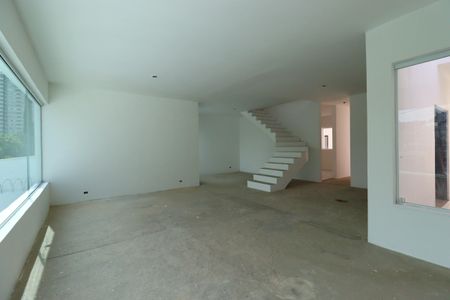 Casa à venda com 258m², 4 quartos e 4 vagasSala