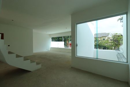 Casa à venda com 258m², 4 quartos e 4 vagasSala