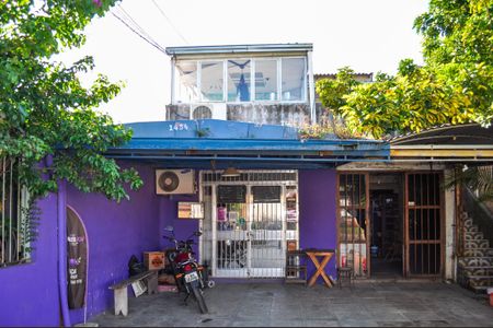 Casa à venda com 174m², 2 quartos e 2 vagas Casa à venda com 174m², 2 quartos e 2 vagasFachada