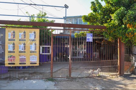 Casa à venda com 174m², 2 quartos e 2 vagas Casa à venda com 174m², 2 quartos e 2 vagasFachada