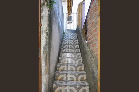 Casa à venda com 174m², 2 quartos e 2 vagas Casa à venda com 174m², 2 quartos e 2 vagasEscadas