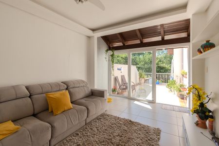 Casa à venda com 302m², 4 quartos e 3 vagas Casa à venda com 302m², 4 quartos e 3 vagasSala de TV