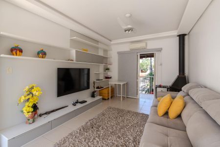 Casa à venda com 302m², 4 quartos e 3 vagas Casa à venda com 302m², 4 quartos e 3 vagasSala de TV