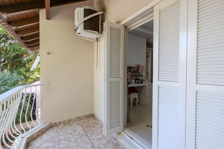 Casa à venda com 302m², 4 quartos e 3 vagas Casa à venda com 302m², 4 quartos e 3 vagasVaranda da Suíte 2