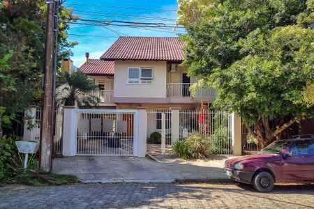 Casa à venda com 302m², 4 quartos e 3 vagas Casa à venda com 302m², 4 quartos e 3 vagasFachada