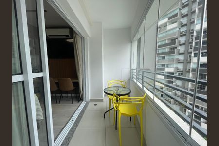 Studio à venda com 25520m², 1 quarto e sem vaga Studio à venda com 25520m², 1 quarto e sem vagaVaranda