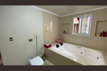 Casa à venda com 230m², 3 quartos e 3 vagasBanheiro da Suíte