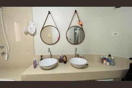 Casa à venda com 230m², 3 quartos e 3 vagasBanheiro da Suíte