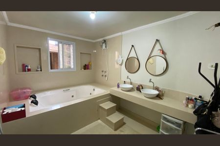 Casa à venda com 230m², 3 quartos e 3 vagasBanheiro da Suíte