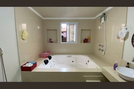 Casa à venda com 230m², 3 quartos e 3 vagasBanheiro da Suíte