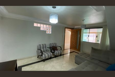 Casa à venda com 230m², 3 quartos e 3 vagasSala