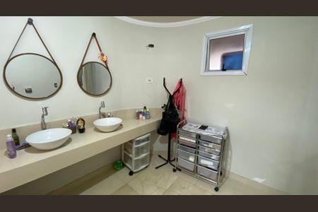 Casa à venda com 230m², 3 quartos e 3 vagasBanheiro da Suíte