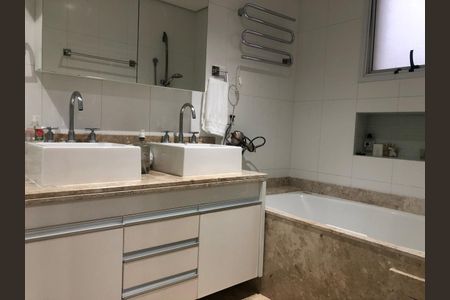 Apartamento à venda com 221m², 4 quartos e 4 vagas