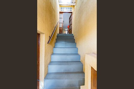 Casa à venda com 115m², 3 quartos e 2 vagas Casa à venda com 115m², 3 quartos e 2 vagasEscada