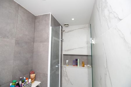 Apartamento à venda com 106m², 2 quartos e 1 vagaBanheiro quarto 1