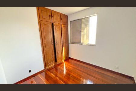 Apartamento à venda com 240m², 4 quartos e 4 vagas Apartamento à venda com 240m², 4 quartos e 4 vagasSuíte