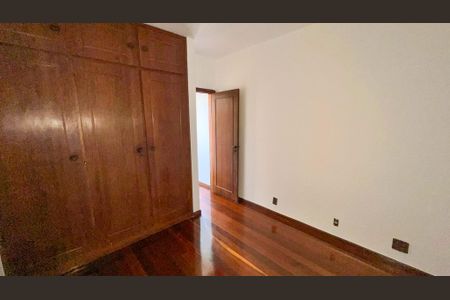 Apartamento à venda com 240m², 4 quartos e 4 vagas Apartamento à venda com 240m², 4 quartos e 4 vagasSuíte