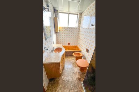 Apartamento à venda com 240m², 4 quartos e 4 vagas Apartamento à venda com 240m², 4 quartos e 4 vagasBanheiro da Suíte