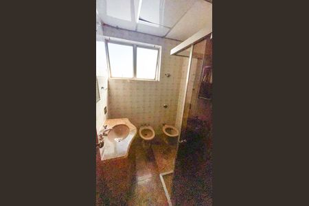 Apartamento à venda com 240m², 4 quartos e 4 vagas Apartamento à venda com 240m², 4 quartos e 4 vagasBanheiro 3