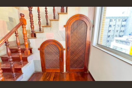 Apartamento à venda com 240m², 4 quartos e 4 vagas Apartamento à venda com 240m², 4 quartos e 4 vagasEscada da Sala