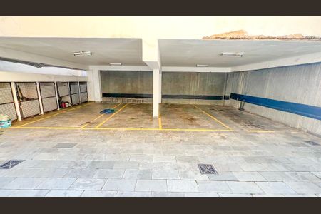 Apartamento à venda com 240m², 4 quartos e 4 vagas Apartamento à venda com 240m², 4 quartos e 4 vagasGaragem