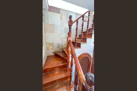 Apartamento à venda com 240m², 4 quartos e 4 vagas Apartamento à venda com 240m², 4 quartos e 4 vagasEscada da Sala