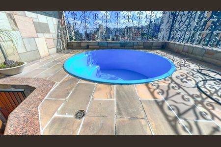 Apartamento à venda com 240m², 4 quartos e 4 vagas Apartamento à venda com 240m², 4 quartos e 4 vagasÁrea comum - Piscina