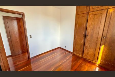 Apartamento à venda com 240m², 4 quartos e 4 vagas Apartamento à venda com 240m², 4 quartos e 4 vagasSuíte