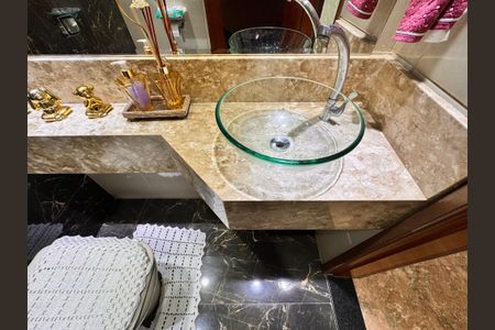 Casa à venda com 241m², 4 quartos e 6 vagas Casa à venda com 241m², 4 quartos e 6 vagasLavabo 2