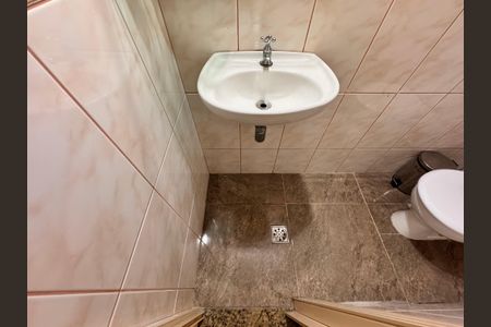 Casa à venda com 241m², 4 quartos e 6 vagas Casa à venda com 241m², 4 quartos e 6 vagasLavabo