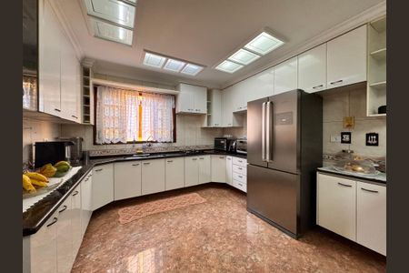 Casa à venda com 241m², 4 quartos e 6 vagas Casa à venda com 241m², 4 quartos e 6 vagasCozinha