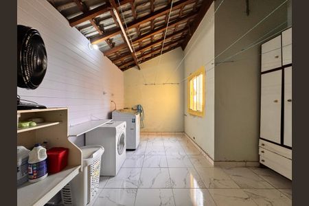 Casa à venda com 241m², 4 quartos e 6 vagas Casa à venda com 241m², 4 quartos e 6 vagasÁrea de Serviço