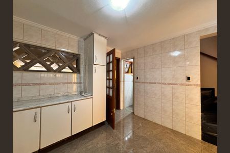 Casa à venda com 241m², 4 quartos e 6 vagas Casa à venda com 241m², 4 quartos e 6 vagasCozinha 2