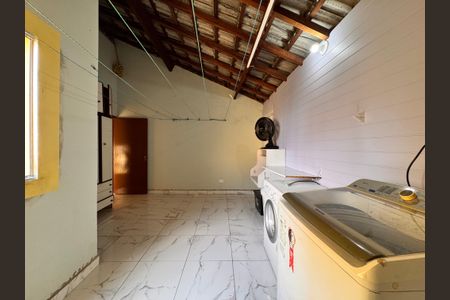 Casa à venda com 241m², 4 quartos e 6 vagas Casa à venda com 241m², 4 quartos e 6 vagasÁrea de Serviço