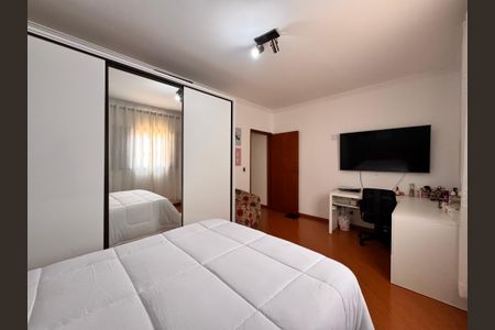 Casa à venda com 241m², 4 quartos e 6 vagas Casa à venda com 241m², 4 quartos e 6 vagasQuarto 2