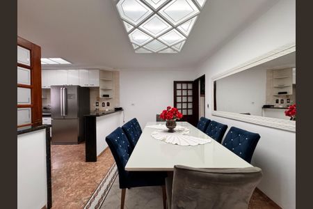 Casa à venda com 241m², 4 quartos e 6 vagas Casa à venda com 241m², 4 quartos e 6 vagasCozinha