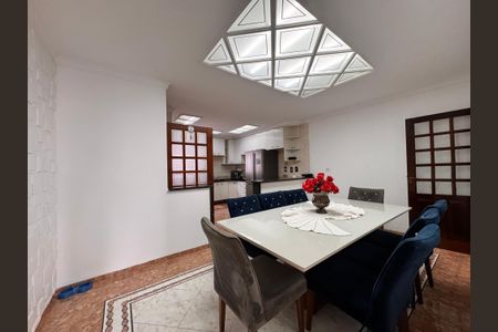 Casa à venda com 241m², 4 quartos e 6 vagas Casa à venda com 241m², 4 quartos e 6 vagasCozinha