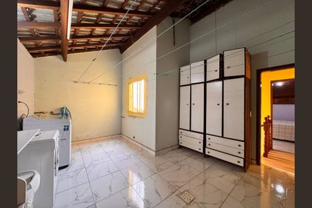 Casa à venda com 241m², 4 quartos e 6 vagas Casa à venda com 241m², 4 quartos e 6 vagasÁrea de Serviço