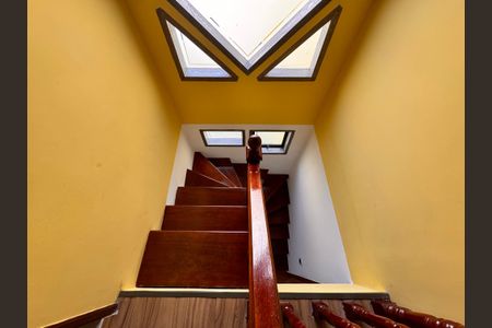 Casa à venda com 241m², 4 quartos e 6 vagas Casa à venda com 241m², 4 quartos e 6 vagasEscada