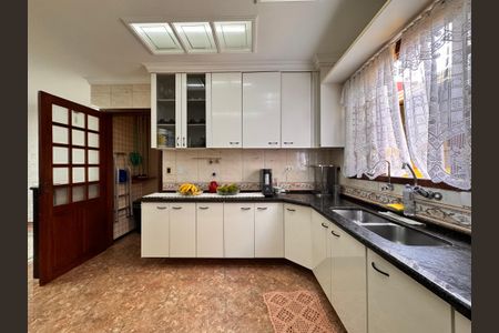 Casa à venda com 241m², 4 quartos e 6 vagas Casa à venda com 241m², 4 quartos e 6 vagasCozinha