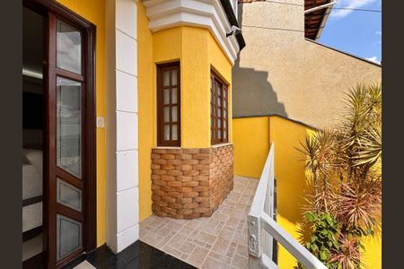 Casa à venda com 241m², 4 quartos e 6 vagas Casa à venda com 241m², 4 quartos e 6 vagasVaranda da Sala