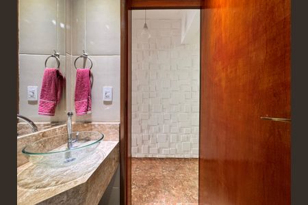 Casa à venda com 241m², 4 quartos e 6 vagas Casa à venda com 241m², 4 quartos e 6 vagasLavabo 2