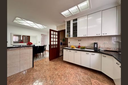 Casa à venda com 241m², 4 quartos e 6 vagas Casa à venda com 241m², 4 quartos e 6 vagasCozinha