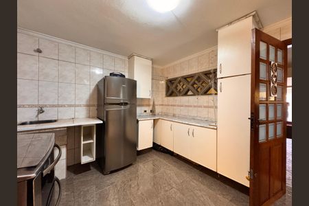 Casa à venda com 241m², 4 quartos e 6 vagas Casa à venda com 241m², 4 quartos e 6 vagasCozinha 2