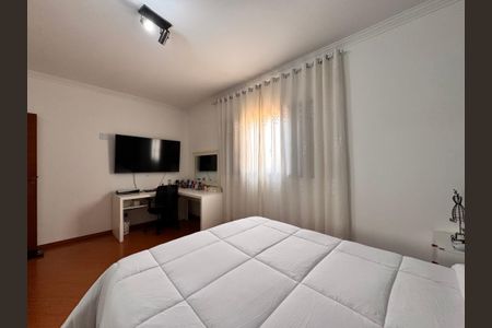 Casa à venda com 241m², 4 quartos e 6 vagas Casa à venda com 241m², 4 quartos e 6 vagasQuarto 2