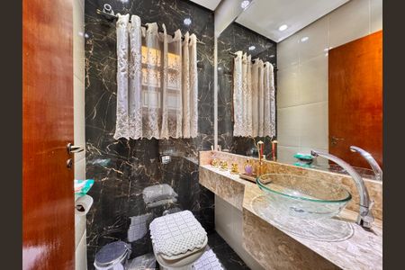 Casa à venda com 241m², 4 quartos e 6 vagas Casa à venda com 241m², 4 quartos e 6 vagasLavabo 2