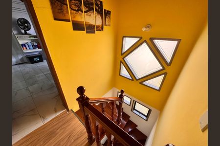 Casa à venda com 241m², 4 quartos e 6 vagas Casa à venda com 241m², 4 quartos e 6 vagasEscada