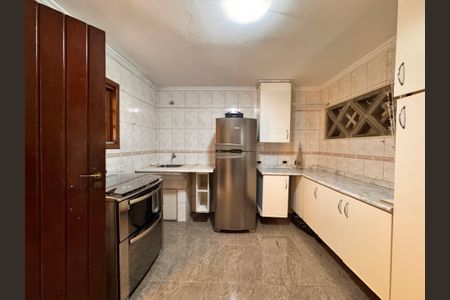 Casa à venda com 241m², 4 quartos e 6 vagas Casa à venda com 241m², 4 quartos e 6 vagasCozinha 2